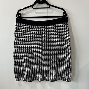 Kasper Black and White Houndstooth Knee Length Sweater Skirt